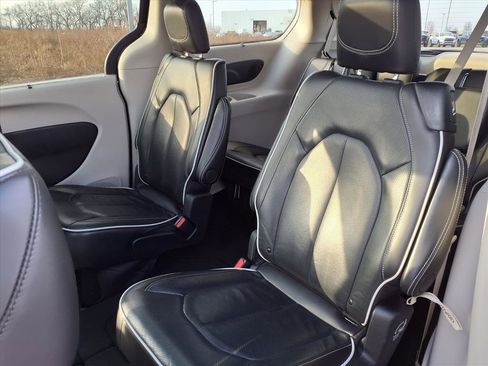 Used 2024 Chrysler Pacifica Limited image 29
