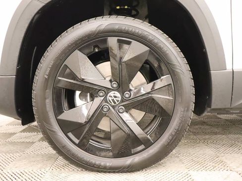 Certified 2025 Volkswagen Taos SE FWD image 7
