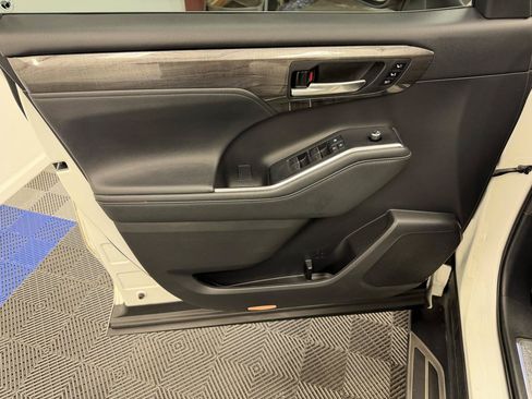 Used 2021 Toyota Highlander Limited FWD image 5