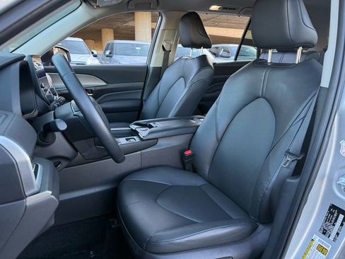 Certified 2025 Toyota Grand Highlander AWD image 9