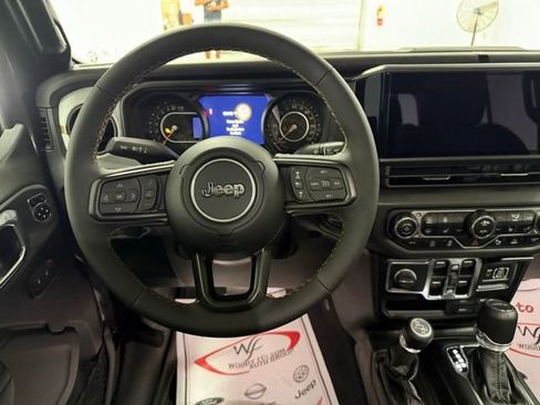 Used 2024 Jeep Gladiator Sport image 17