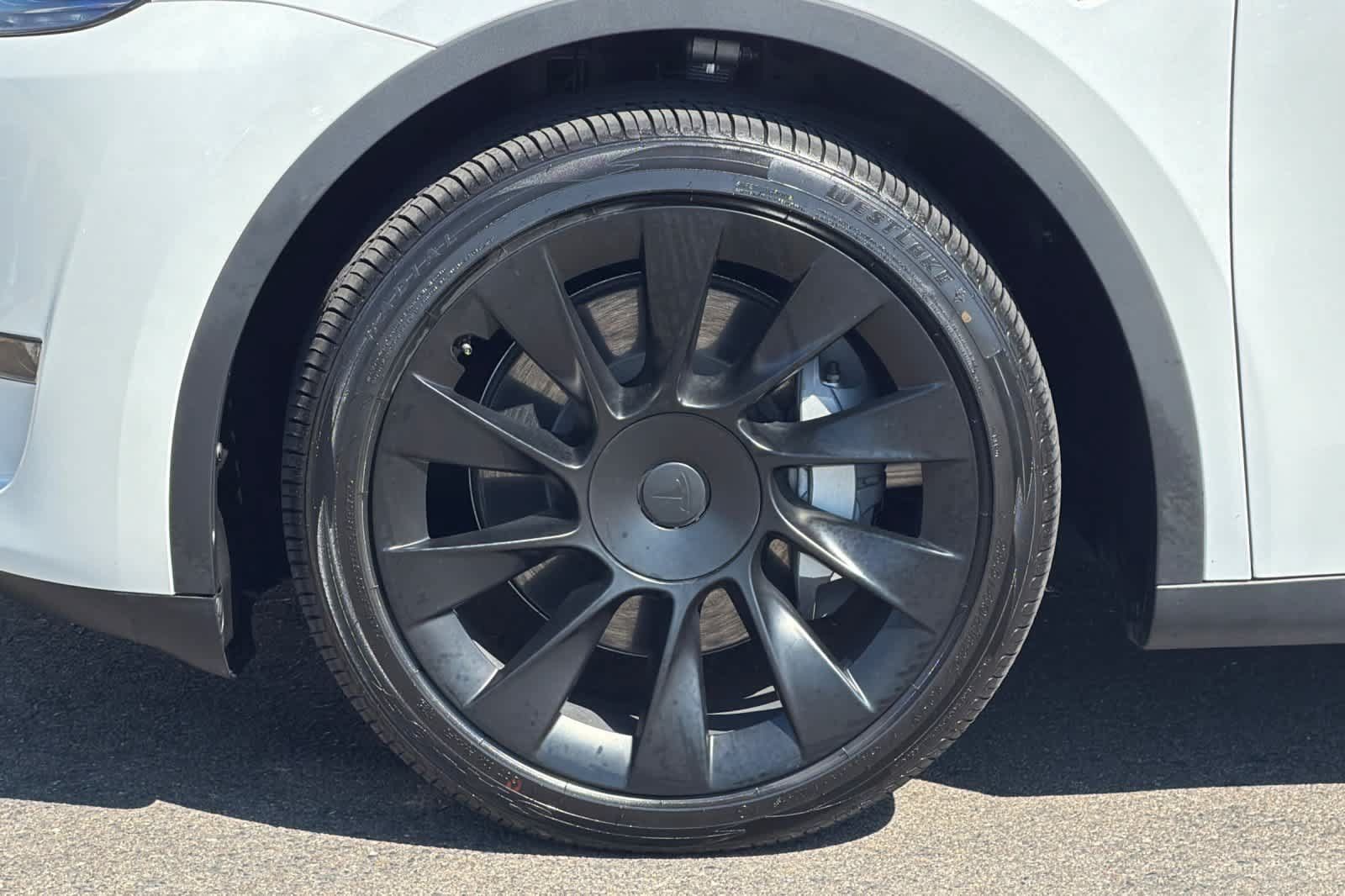 Used 2023 Tesla Model Y AWD image 29