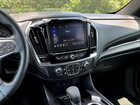 Used 2023 Chevrolet Traverse LT image 9