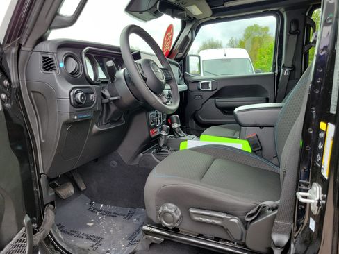 Used 2025 Jeep Wrangler Unlimited Rubicon 4xe w/ Safety Group AWD/4WD image 7