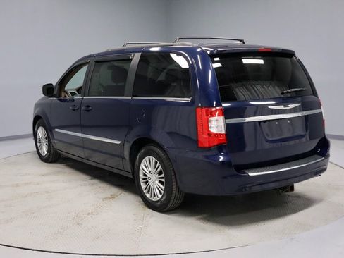 Used 2013 Chrysler Town & Country Touring-L image 9