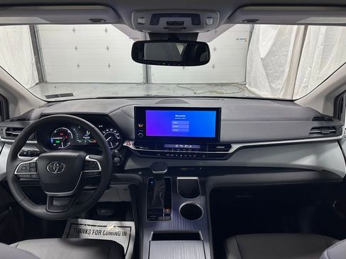 Used 2025 Toyota Sienna XLE image 44