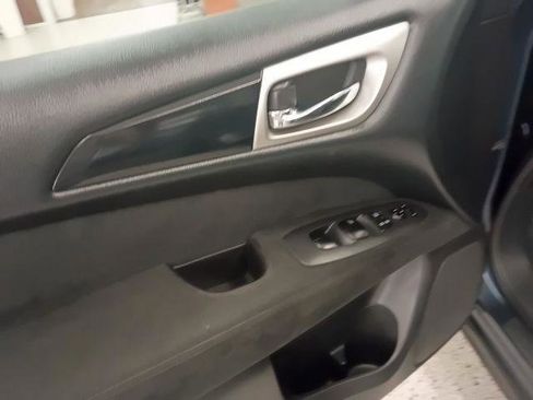 Used 2014 Nissan Pathfinder S FWD image 17