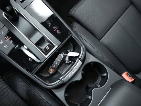 Certified 2026 Porsche Macan AWD/4WD image 33