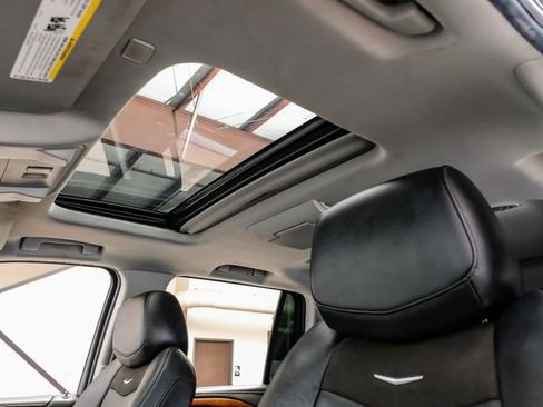 Used 2019 Cadillac Escalade Premium Luxury image 5