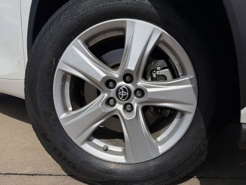 Certified 2024 Toyota Highlander LE image 9