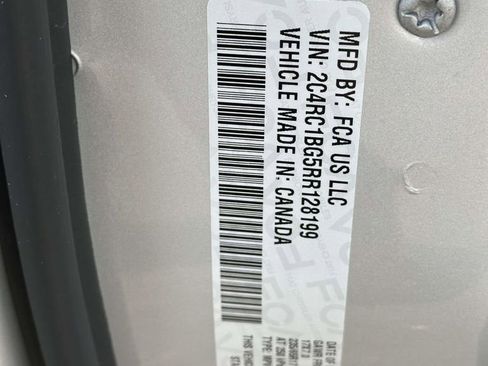 Used 2024 Chrysler Pacifica Touring-L image 31