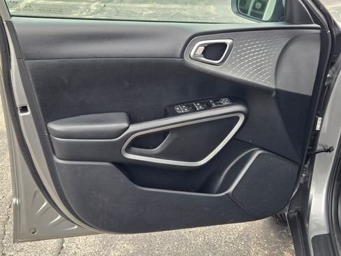 Used 2025 Kia Soul LX w/ LX Technology Package FWD image 17