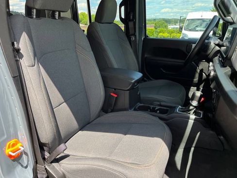 Used 2025 Jeep Gladiator Mojave AWD/4WD image 27