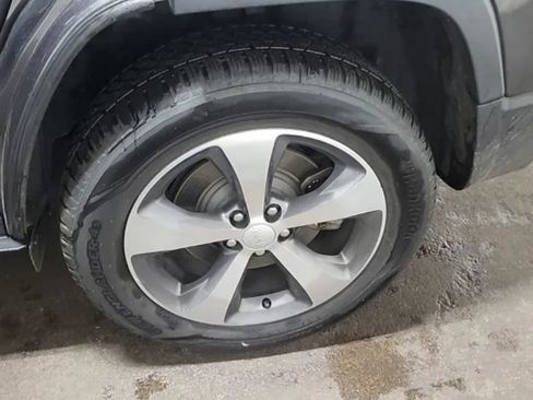 Used 2019 Jeep Cherokee Limited AWD/4WD image 6