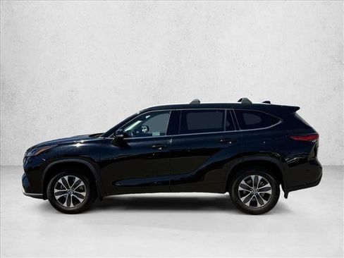 Used 2022 Toyota Highlander XLE AWD/4WD image 8