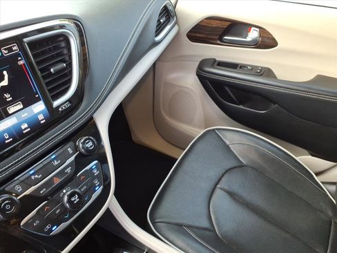 Used 2023 Chrysler Pacifica Limited image 37