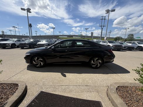Certified 2025 Hyundai Elantra Limited FWD image 10