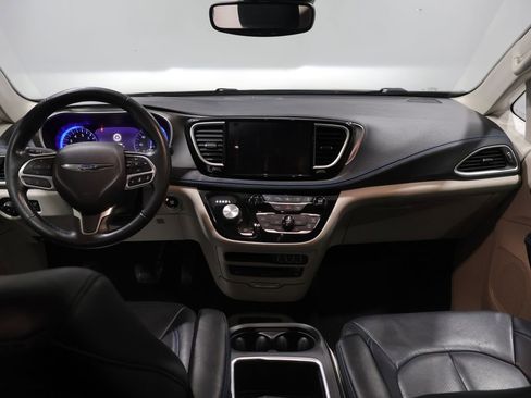 Used 2021 Chrysler Pacifica Touring-L w/ Uconnect Theater Family Group FWD image 17
