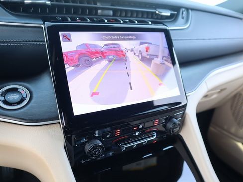 New 2025 Jeep Grand Cherokee Limited image 6