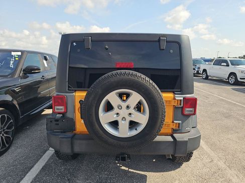 Used 2013 Jeep Wrangler Unlimited Rubicon w/ Connectivity Group AWD/4WD image 7