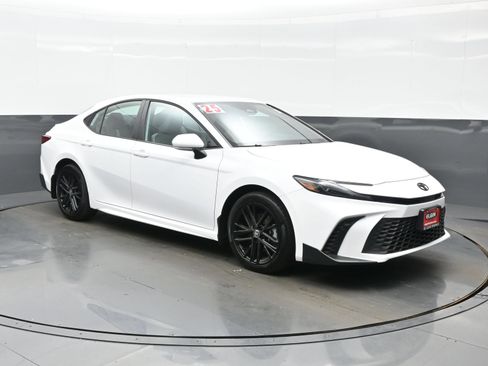 Used 2025 Toyota Camry SE w/ Multimedia Upgrade Package AWD/4WD image 8