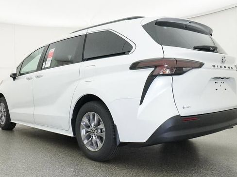 New 2026 Toyota Sienna XLE image 21