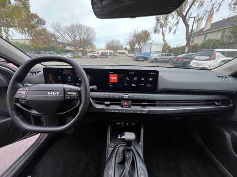 Used 2025 Kia K4 LXS image 32