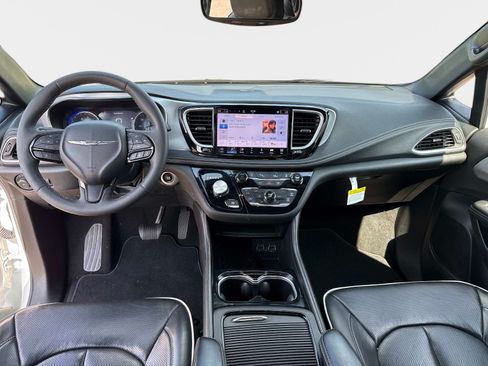 Used 2025 Chrysler Pacifica Limited FWD image 18