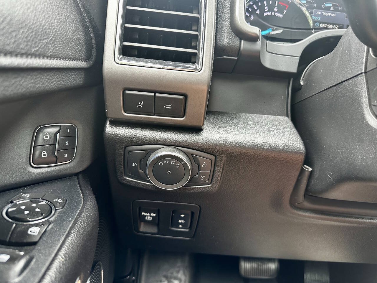 Used 2018 Ford Expedition XLT w/ Equipment Group 202A AWD/4WD image 24