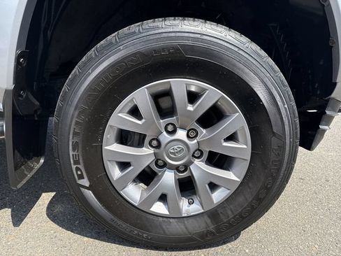 Used 2018 Toyota Tacoma SR5 AWD/4WD image 9
