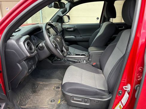 Used 2023 Toyota Tacoma TRD Off-Road w/ Technology Package AWD/4WD image 16