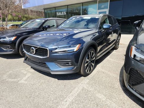 New 2026 Volvo V60 B5 Cross Country Ultra w/ Protection Package Premier image 4