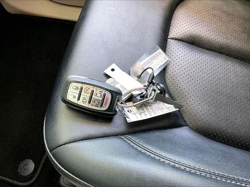 Used 2024 Chrysler Pacifica Touring-L FWD image 15