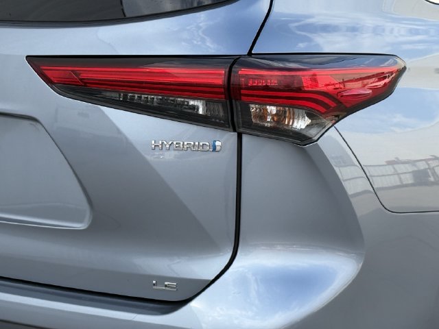 Used 2023 Toyota Highlander LE FWD image 7