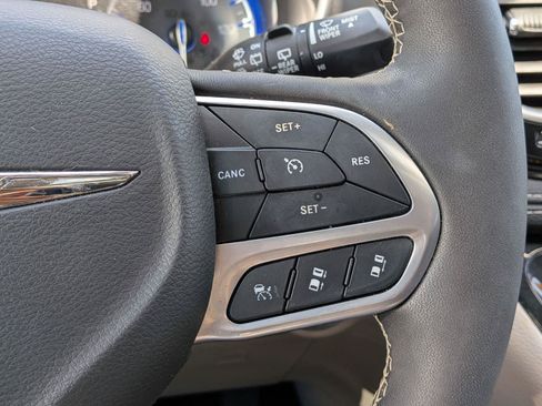 Used 2024 Chrysler Pacifica Touring-L AWD/4WD image 22
