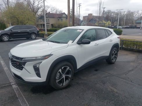 Used 2025 Chevrolet Trax RS w/ Driver Confidence Package image 4