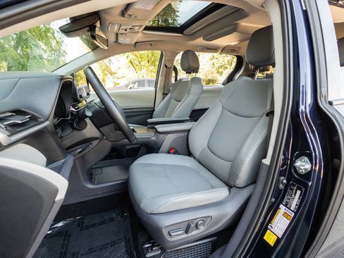 Used 2021 Toyota Sienna XLE w/ XLE Plus Package AWD/4WD image 11
