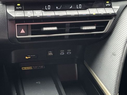 Used 2025 Toyota Camry SE w/ Convenience Package FWD image 18