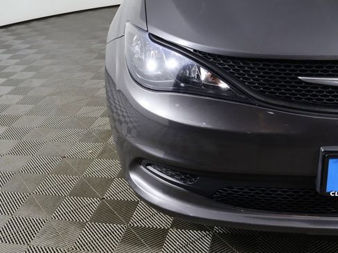 Used 2023 Chrysler Voyager LX image 11