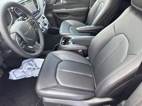 New 2026 Chrysler Pacifica Select AWD/4WD image 16