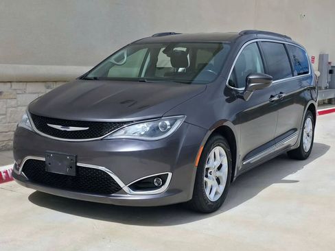 Used 2017 Chrysler Pacifica Touring-L w/ Tire & Wheel Group FWD image 5