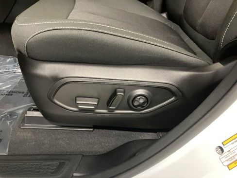 New 2025 Jeep Grand Cherokee L Laredo image 22