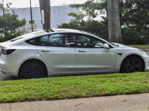 Used 2023 Tesla Model 3 Standard Range RWD image 9