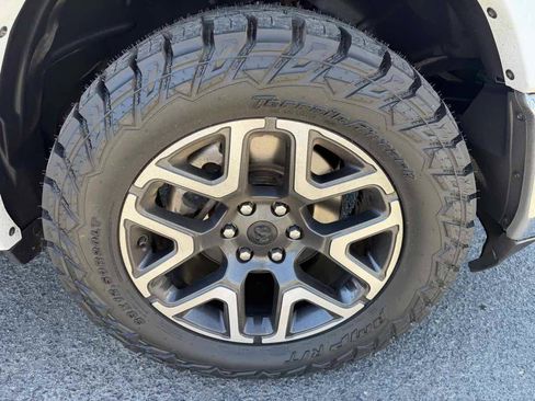 Used 2022 RAM 1500 Laramie AWD/4WD image 7