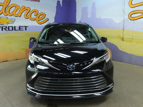 Used 2021 Toyota Sienna Limited FWD image 3