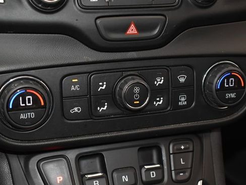 Used 2019 GMC Terrain SLT w/ Infotainment Package II AWD/4WD image 32