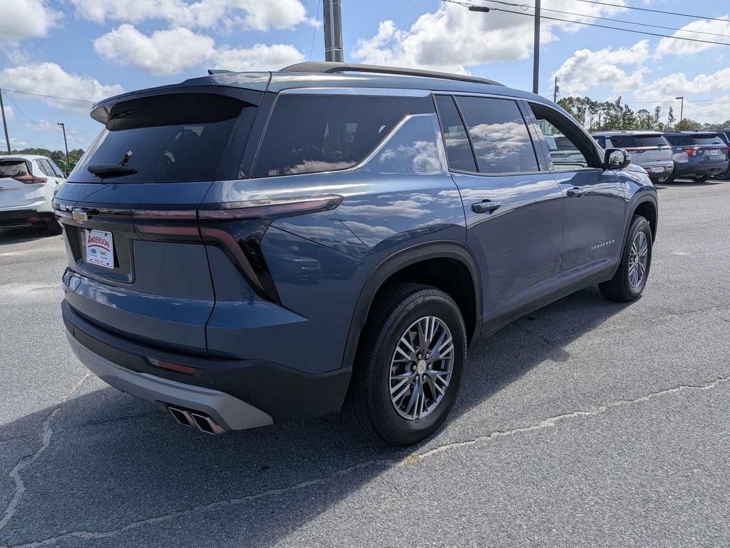 Used 2025 Chevrolet Traverse LT FWD image 4