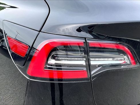 Used 2022 Tesla Model 3 Long Range AWD/4WD image 29