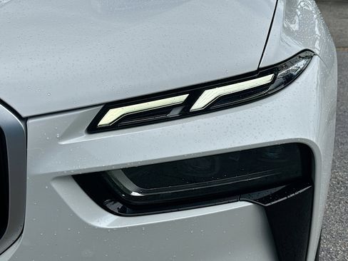 Certified 2025 BMW X7 M60i AWD/4WD image 32