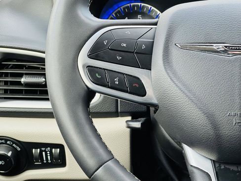 Used 2023 Chrysler Pacifica Touring-L image 19